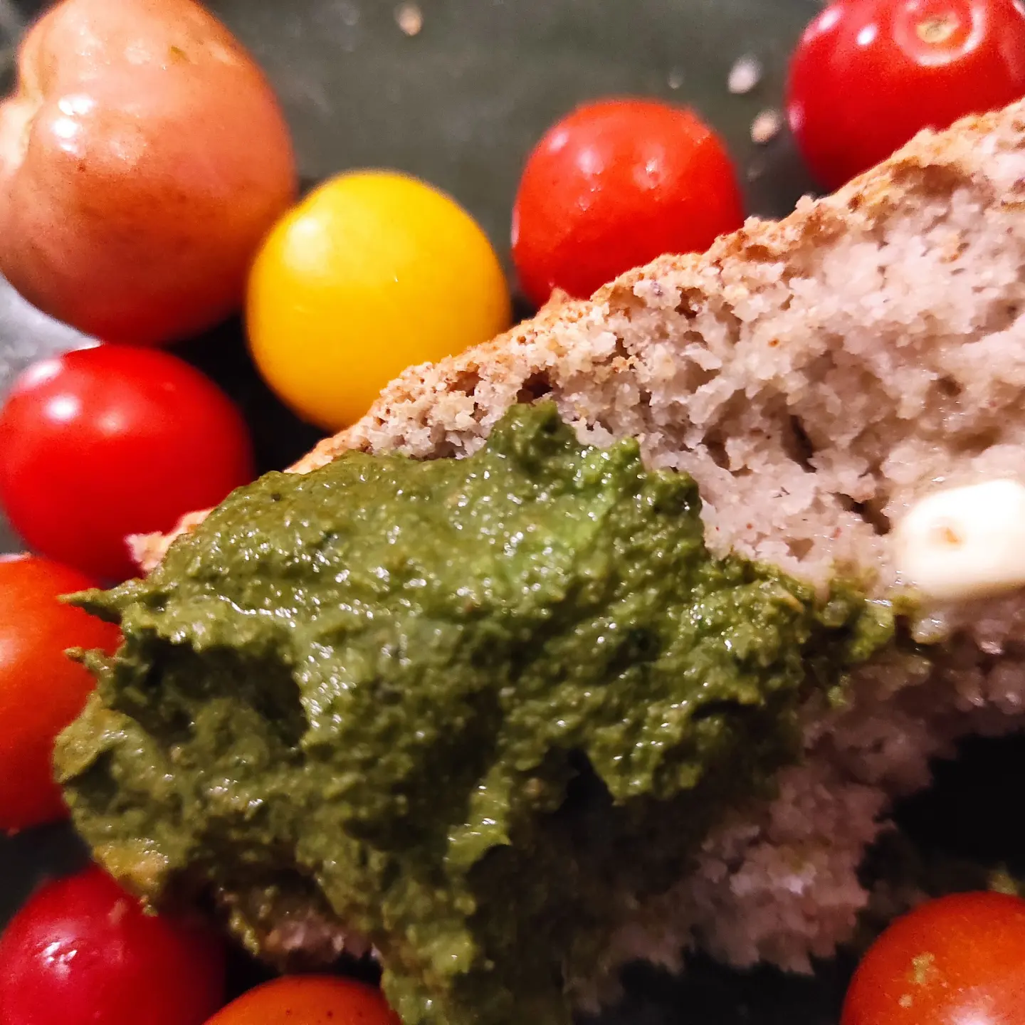 Chlebek bezglutenowy z pesto bazyliowym