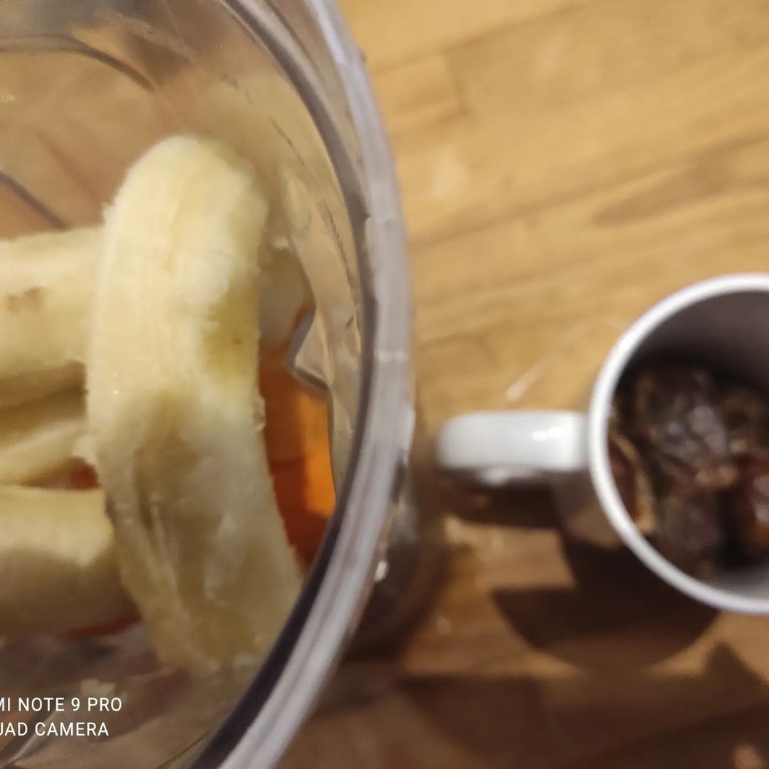 Ciasto z marchwi, orzechów, bananów i daktyli z masą z nerkowców
