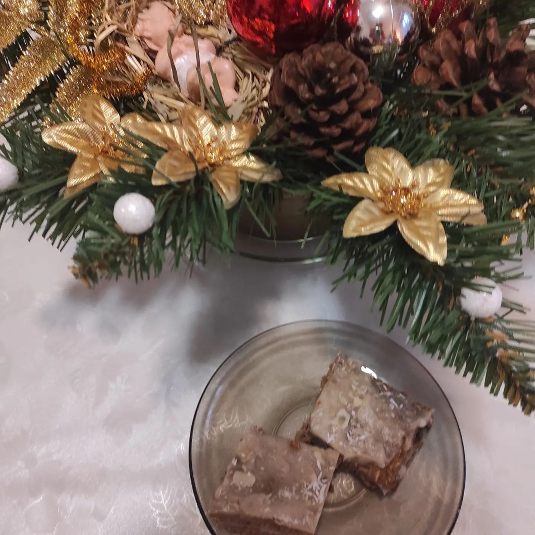 Ciasto z marchwi, orzechów, bananów i daktyli z masą z nerkowców